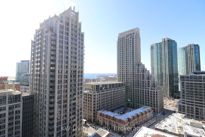 Photo de la propriété:  38 Iannuzzi Street 1713  ON M5V 0S2 