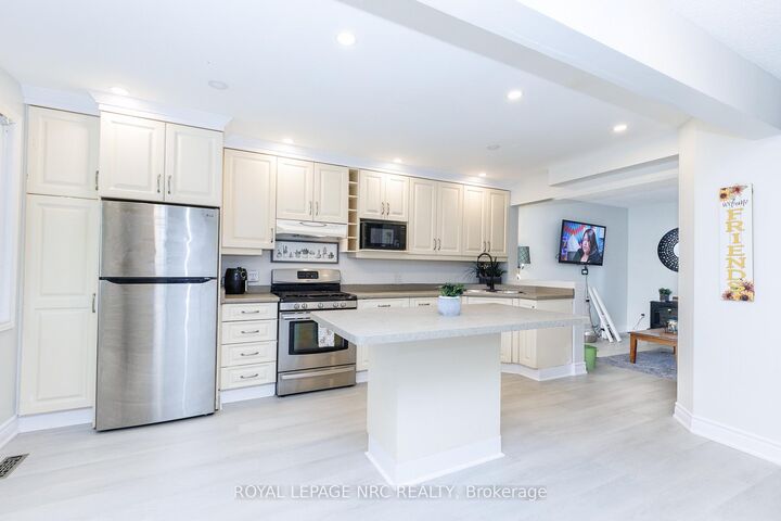 Property Photo:  6562 Harmony Avenue  ON L2H 1Z4 