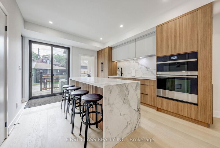 Property Photo:  431 Roxton Road Ensuite 1  ON M6G 3R5 