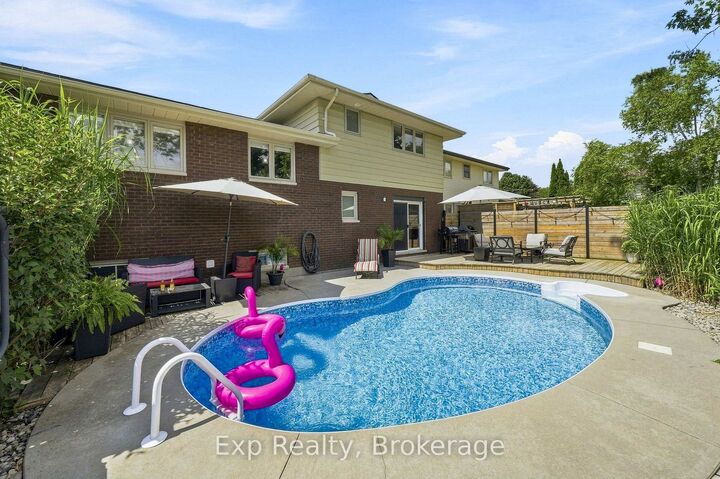 Property Photo: 36 Kensington Crescent ON K8P 4T3