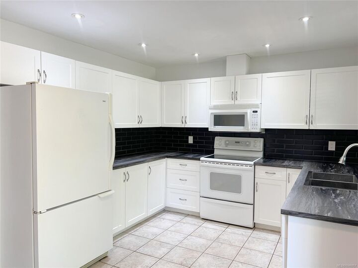 Property Photo: 492 Cedar Cres BC V0P 1G0