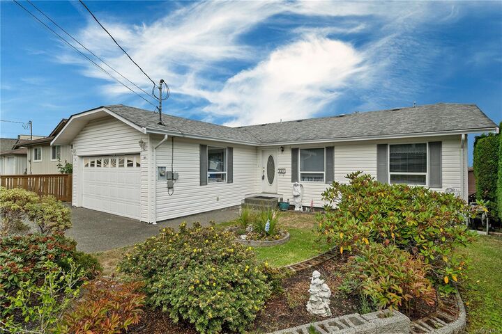 Property Photo: 641 Alder St S BC V9W 6B3