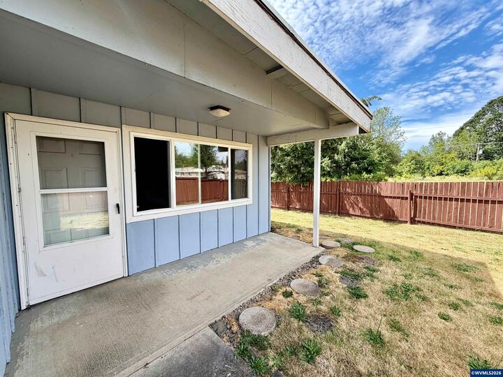 Property Photo: 201/203 SE Bridgeway Av OR 97333