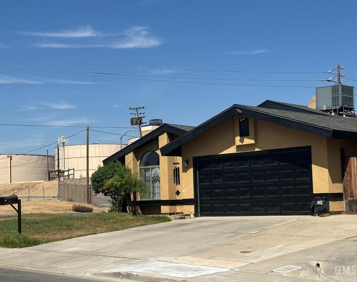 Property Photo: 2829 Ravall Street CA 93306