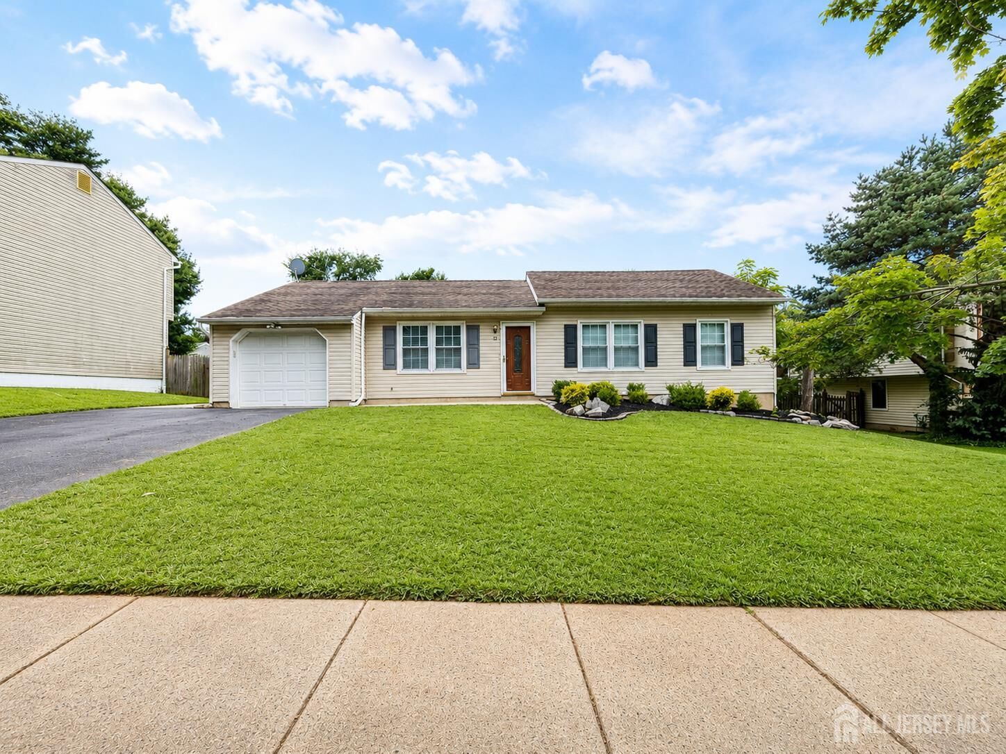Property Photo:  3 Netherwood Circle  NJ 08820 