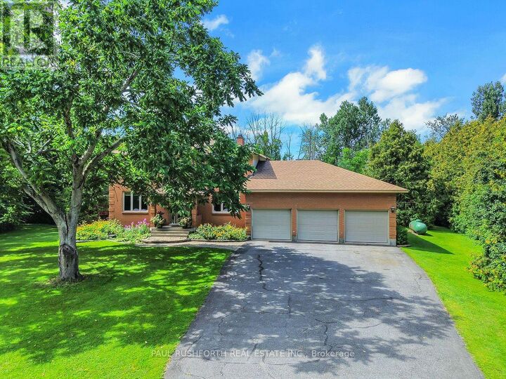Property Photo: 15 Longridge Court ON K0A 2Z0
