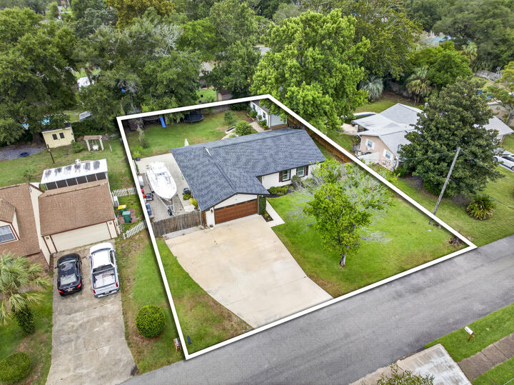 Property Photo: 403 Spring Lane FL 32541