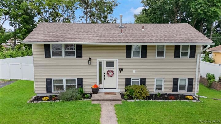 Property Photo:  47 Chestnut Oval  NY 10962 