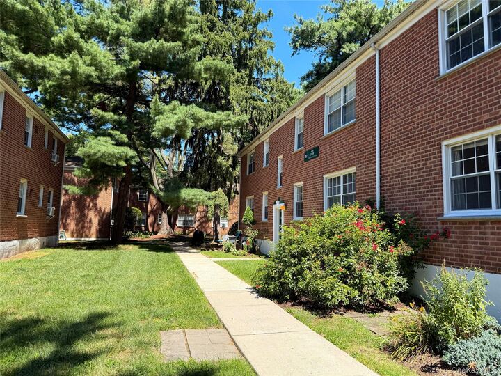 Property Photo:  182 Pinewood Road 23  NY 10530 