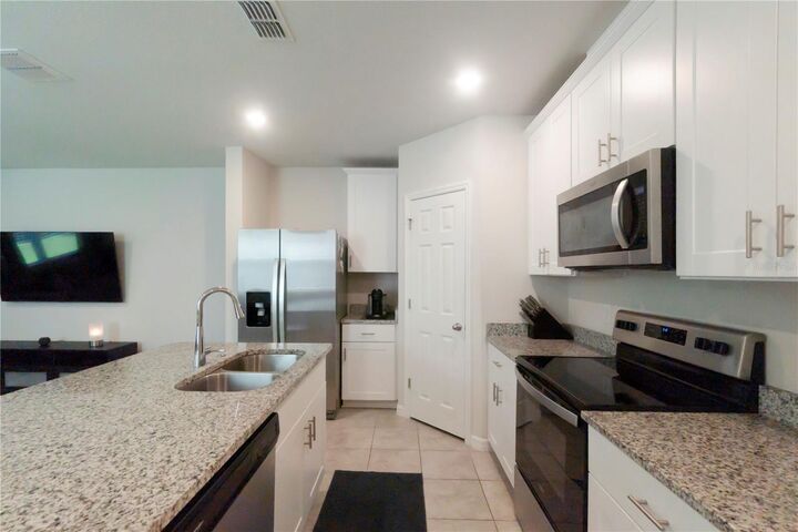 Property Photo: 1610 Grand Rue Drive FL 32707