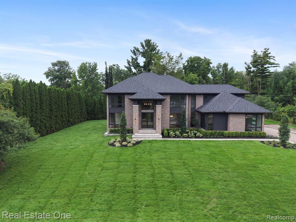 Property Photo:  933 Robinhood Road  MI 48304 3706 
