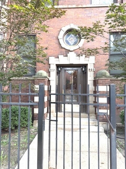 Property Photo: 900 W Wrightwood Avenue 2W IL 60614
