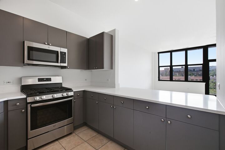 Property Photo: 15 S Throop Street 402 IL 60607