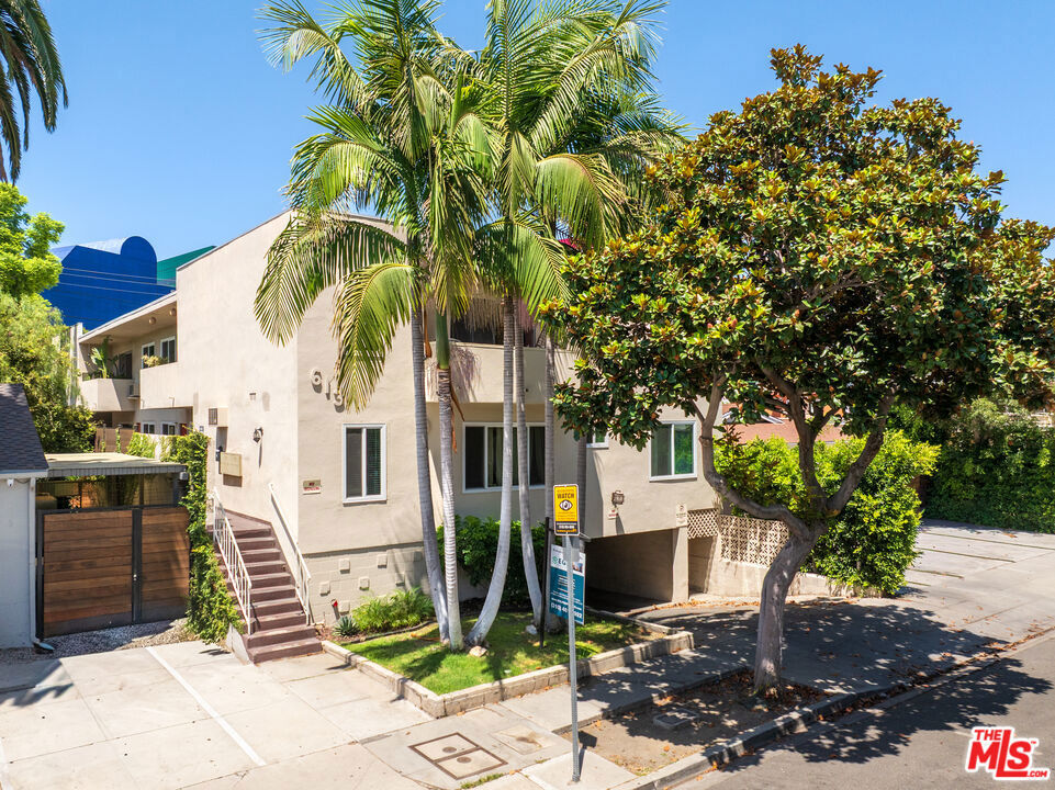 Property Photo:  613 Westbourne Drive  CA 90069 