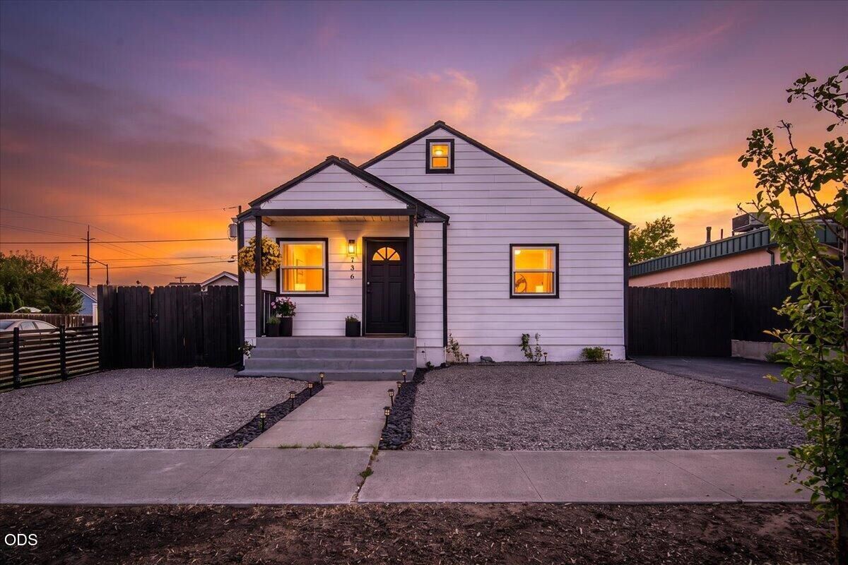 Property Photo:  736 SW 10th Street  OR 97756 