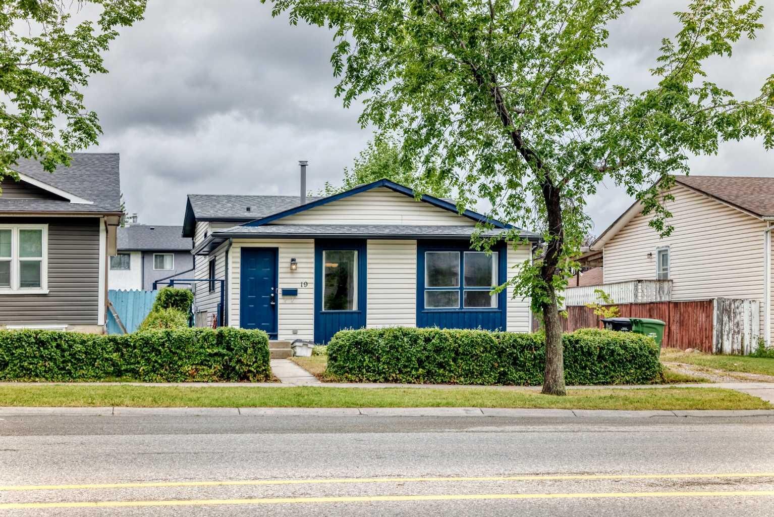 Property Photo:  19 Falshire Drive NE  AB T3J 1P7 