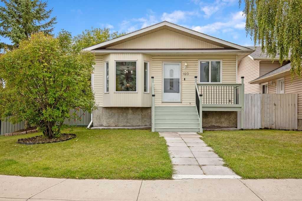 Property Photo:  123 Shawglen Rise SW  AB T2Y 1Z3 