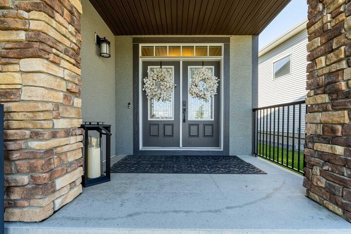 Property Photo:  236 Hillcrest Drive SW  AB T4B 4C5 
