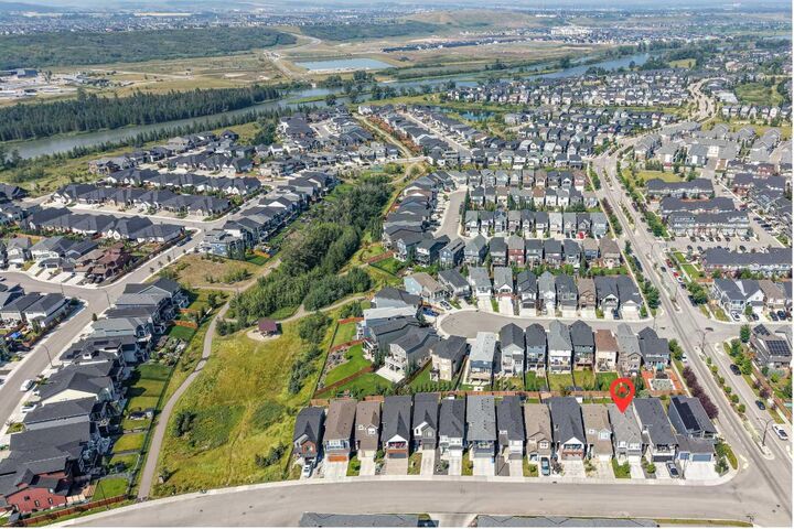 Property Photo:  19 Cranbrook Gardens SE  AB T3M 2X5 