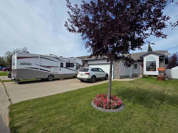 Property Photo: 37 Pinnacle Crescent AB T8W 2P6