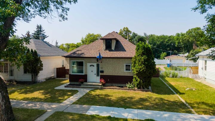 Property Photo:  732 12B Street N  AB T1H 2L9 