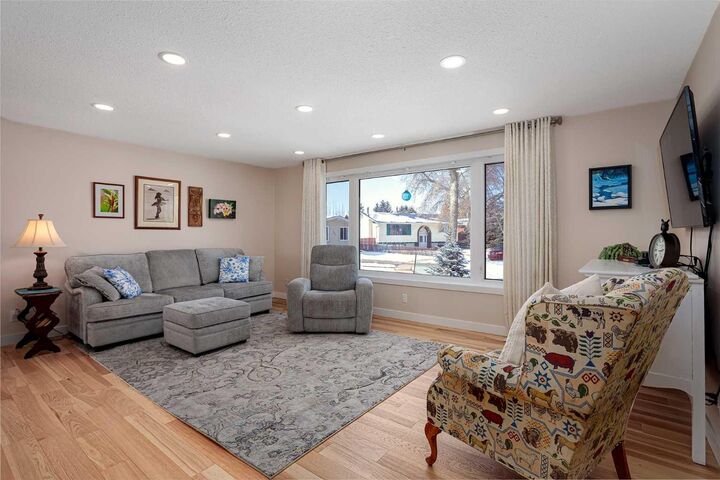 Property Photo:  5811 41 Avenue  AB T4V 2S2 