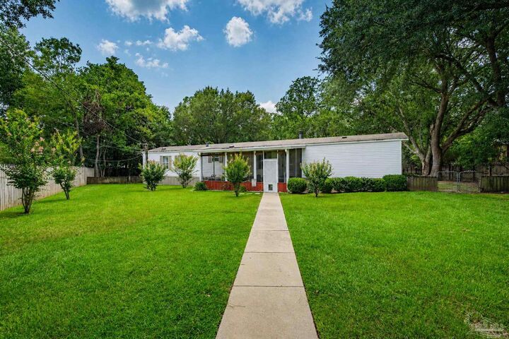 Property Photo: 5105 Central Dr FL 32571