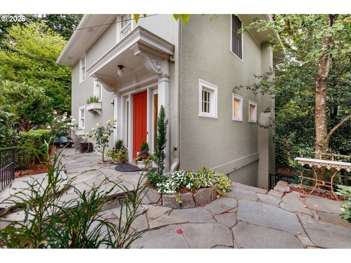 Property Photo: 2352 SW Market Street Dr OR 97201