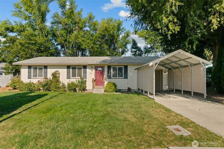 Property Photo:  709 E White Birch Avenue  WA 98926 