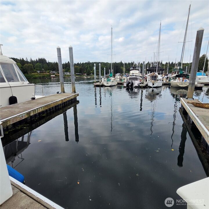 Property Photo:  141  Parfitt Way SW C52  WA 98110 