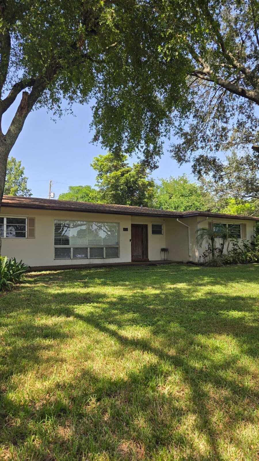 Property Photo:  4511 E Country Club Circle  FL 33317 