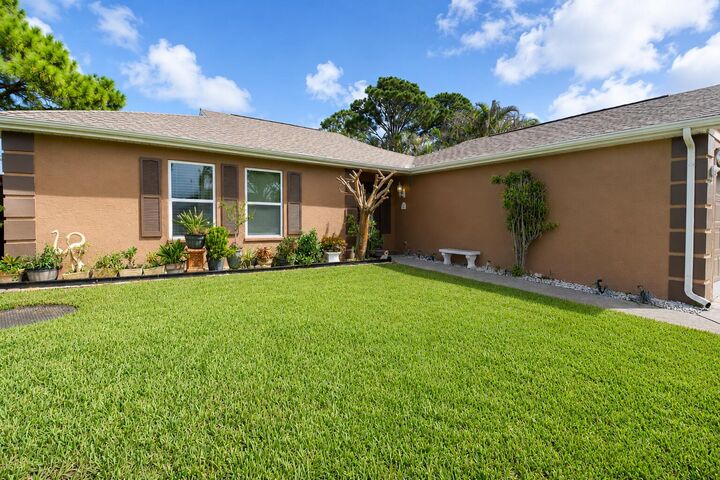 Property Photo: 397 SW Ray Avenue FL 34983