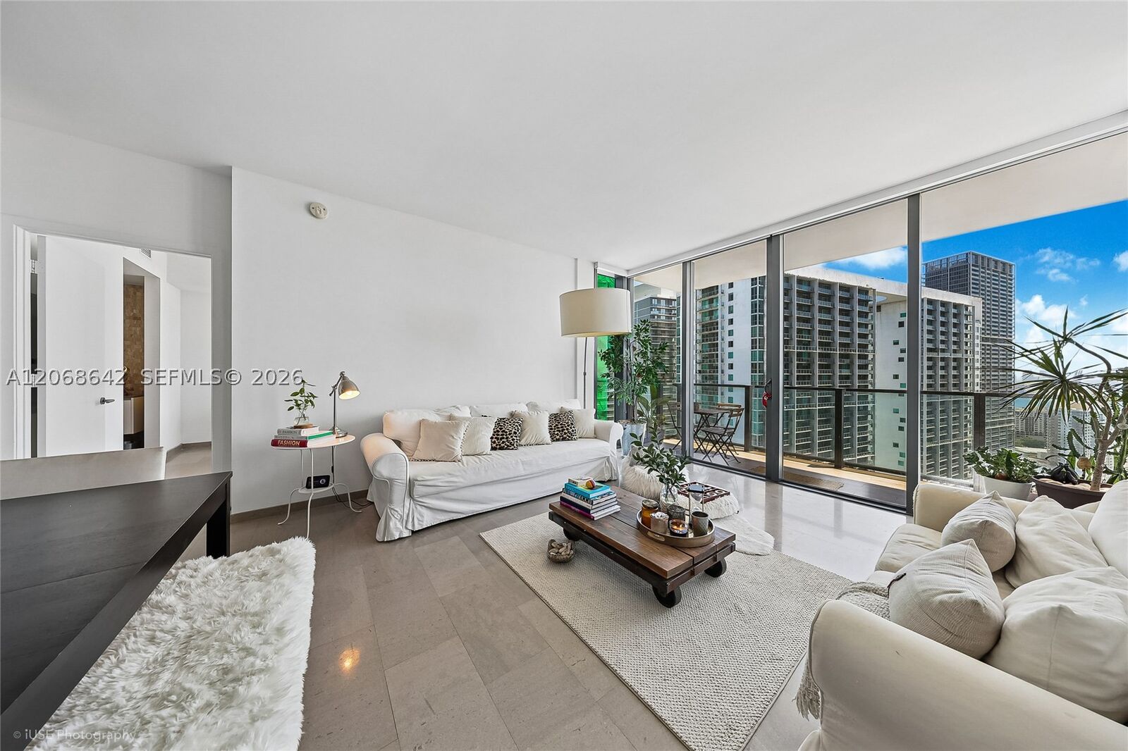 Property Photo:  68 SE 6th St 2909  FL 33131 