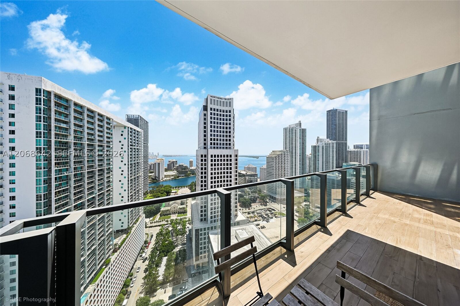 Property Photo:  68 SE 6th St 2909  FL 33131 