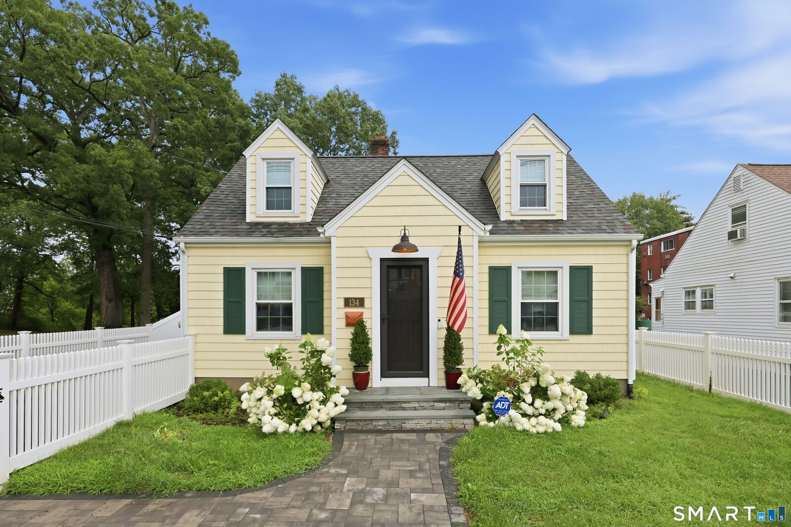 Property Photo:  134 Oakwood Avenue  CT 06119 