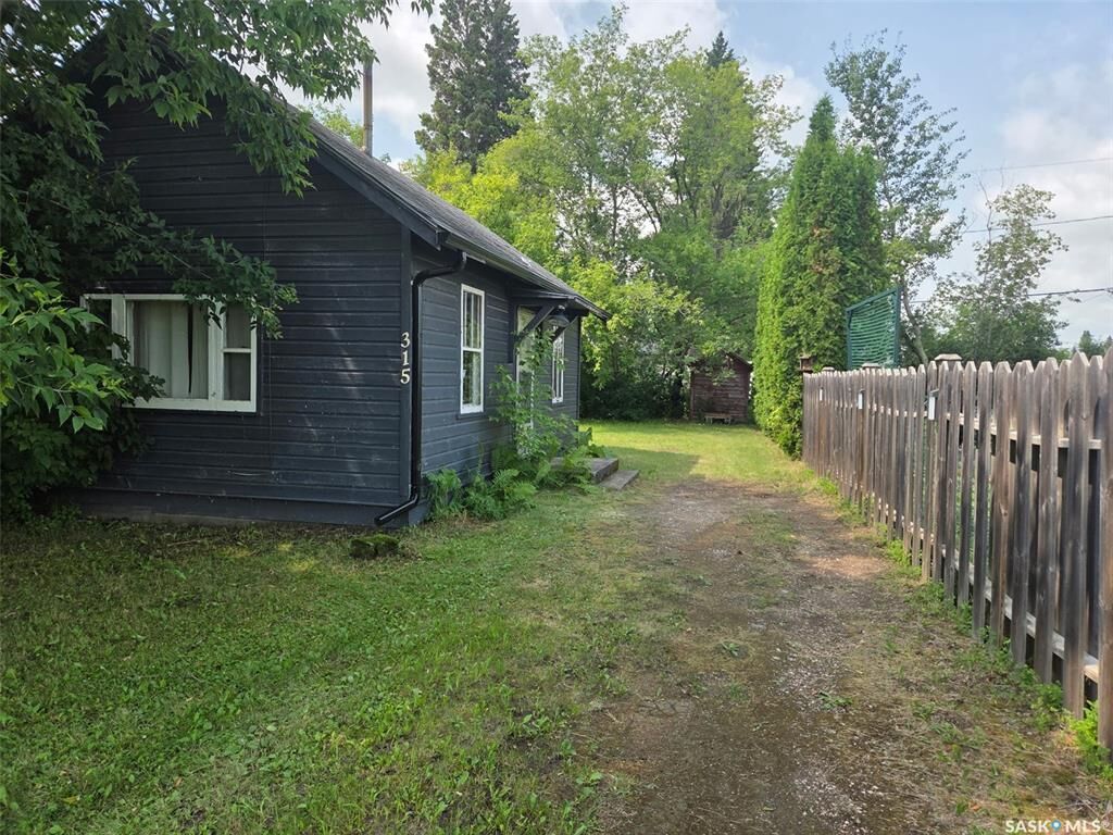 Property Photo:  315 Railway Avenue  SK S0J 3B0 