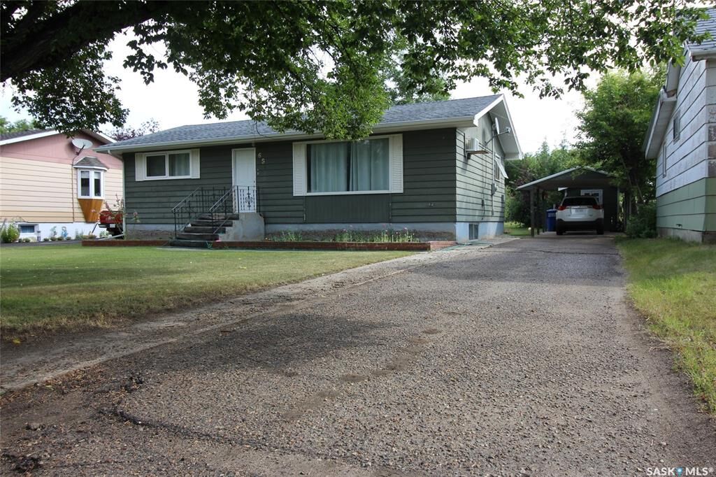 Property Photo:  656 4th Street W  SK S0N 2M0 