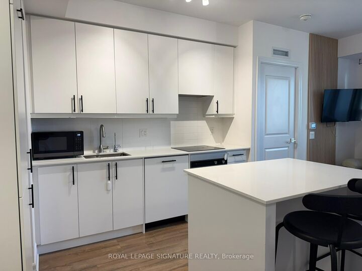 Property Photo: 36 Elm Drive W 1701 ON L5B 0N3