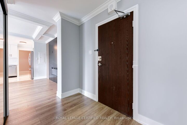 Property Photo: 3170 Kirwin Avenue 301 ON L5A 3R1