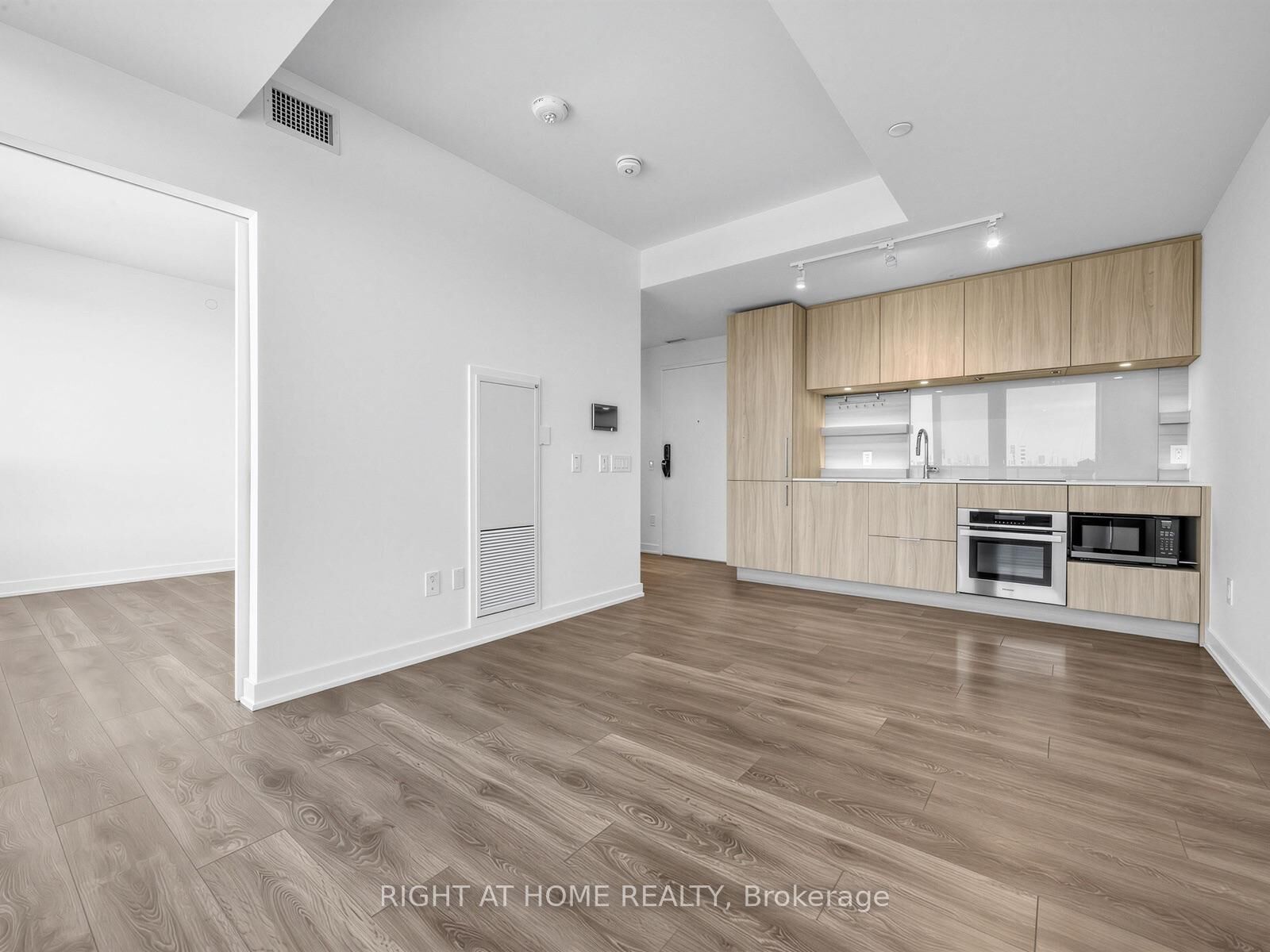 Property Photo: 28 Ann Street 1016 ON L5G 0E1