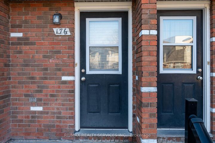Property Photo: 100 Brownleigh Avenue 176 ON L3B 5V8