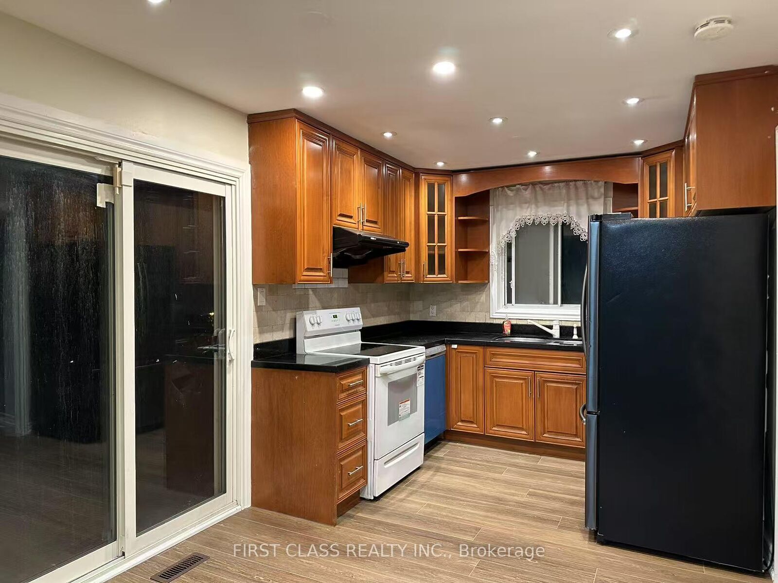 Property Photo: 53 Aberfeldy Crescent Main &Amp Second Floor ON L3T 4C1