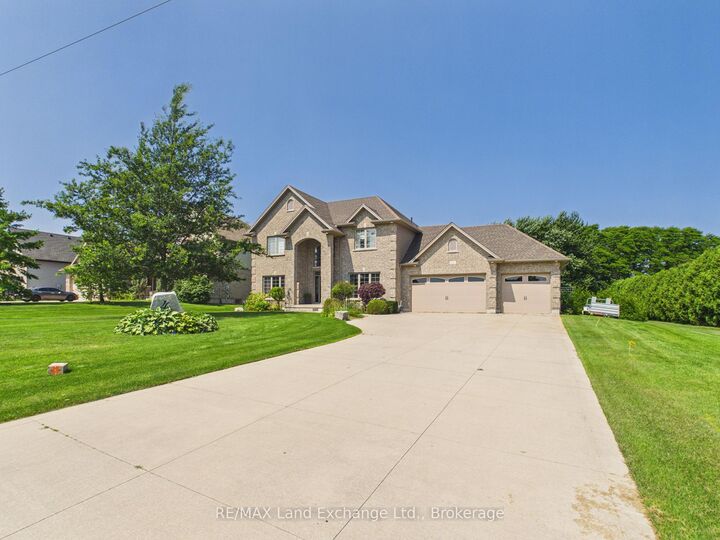 4 Scott Crescent — photo 1