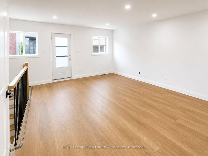 Photo de la propriété:  17 White Avenue 1 Gs  ON M6N 1S7 