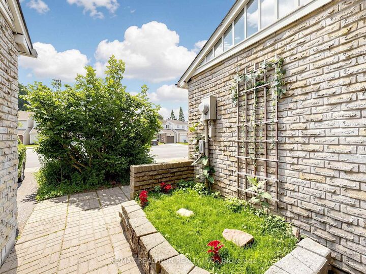 Property Photo: 12 Robin Court ON L4M 5M1