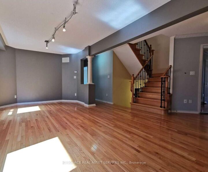 Property Photo:  8 Maffey Crescent  ON L4S 0A8 