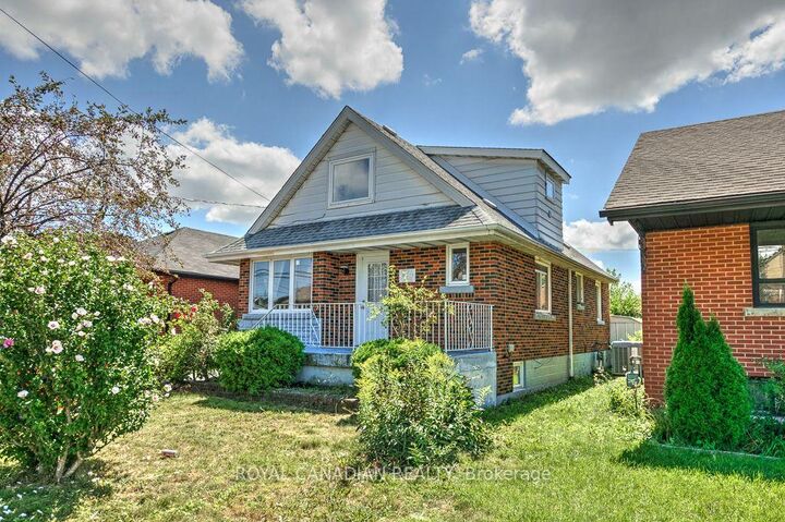 974 Queensdale Avenue E — photo 1