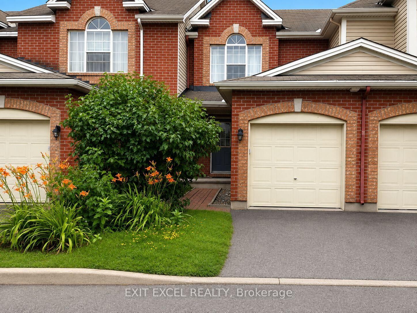 Property Photo: 17 Heartleaf Private ON K1T 3Z9