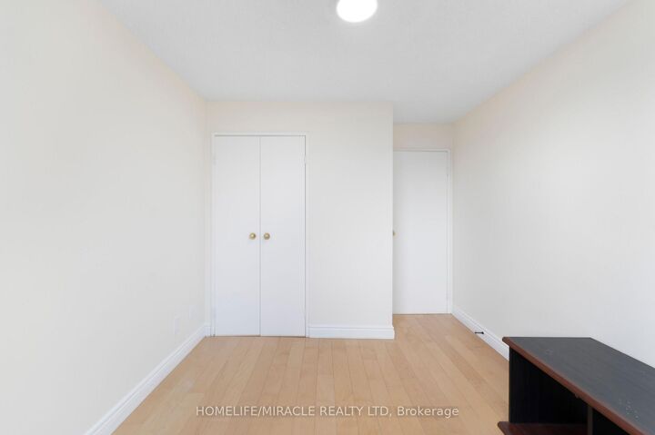 Property Photo:  3700 Kaneff Crescent N 202  ON L5A 4B8 
