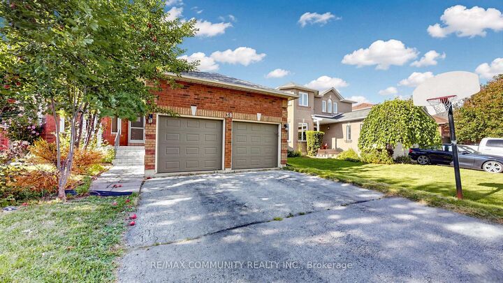 Property Photo: 38 Iveagh Drive ON L4P 3X3